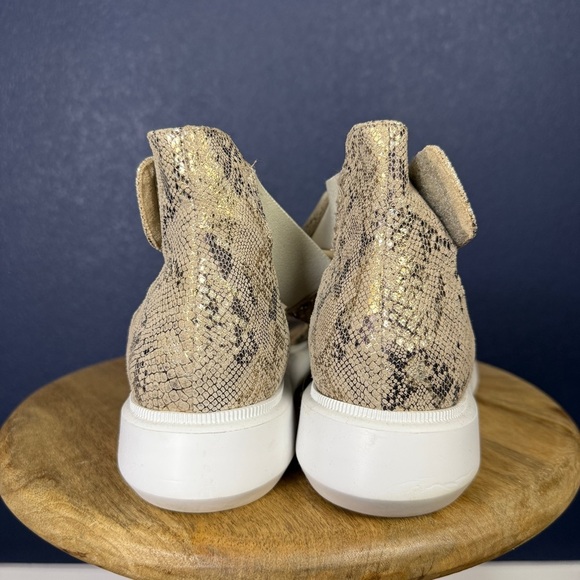 Van Eli "Cloe" Gold & Tan Faux Snakeskin Sandals, Size 10 WIDE - Picture 3 of 10